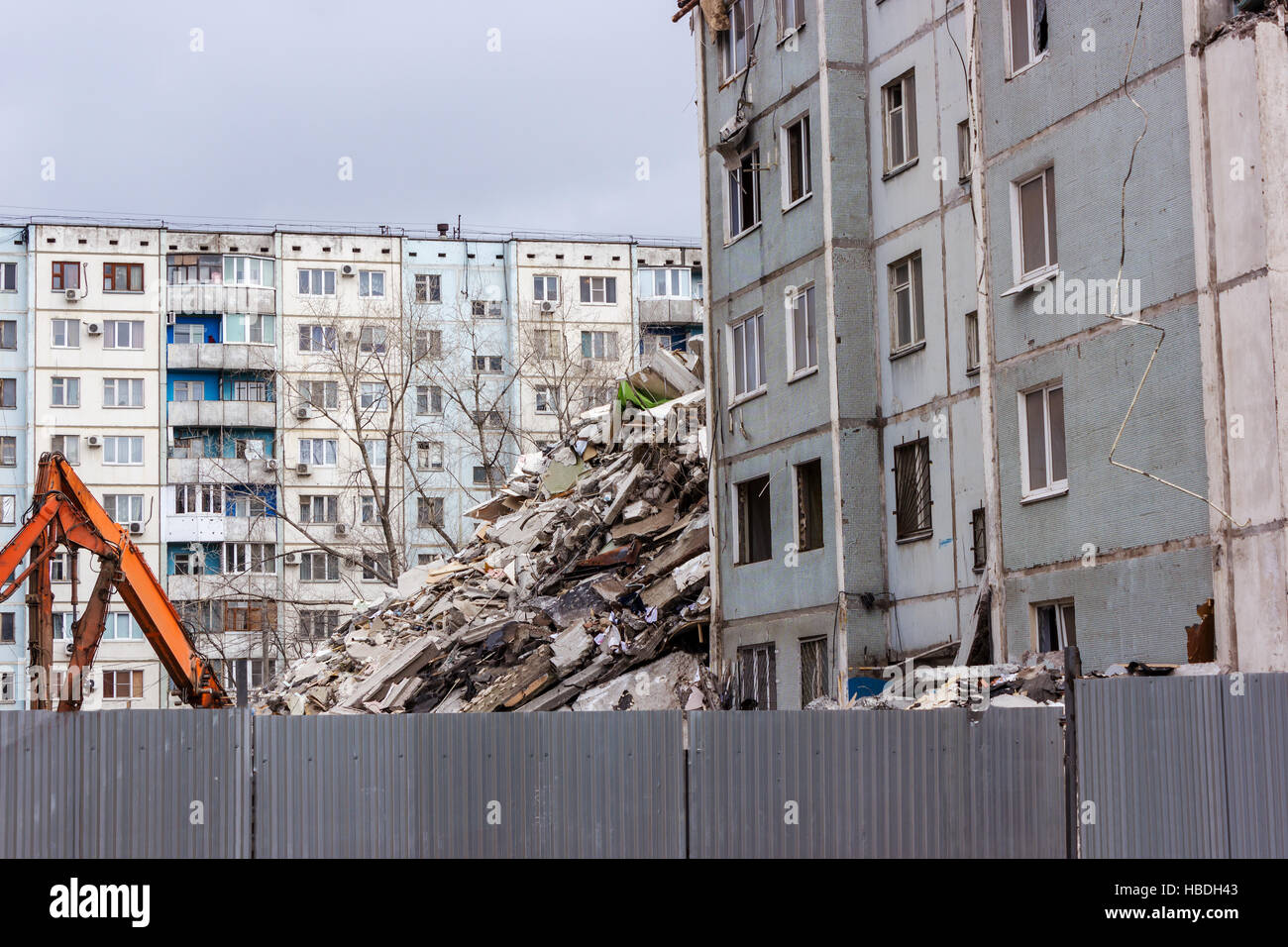 Démolition de bâtiments en milieu urbain. Maison en ruines. Banque D'Images