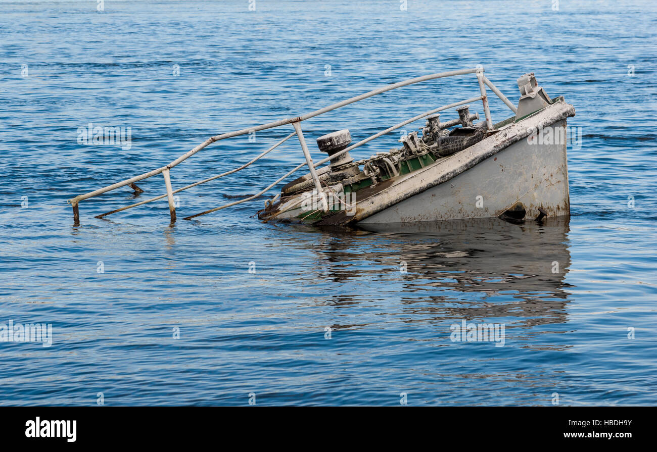 Bateau épave rouillée dans un fleuve bleu Banque D'Images