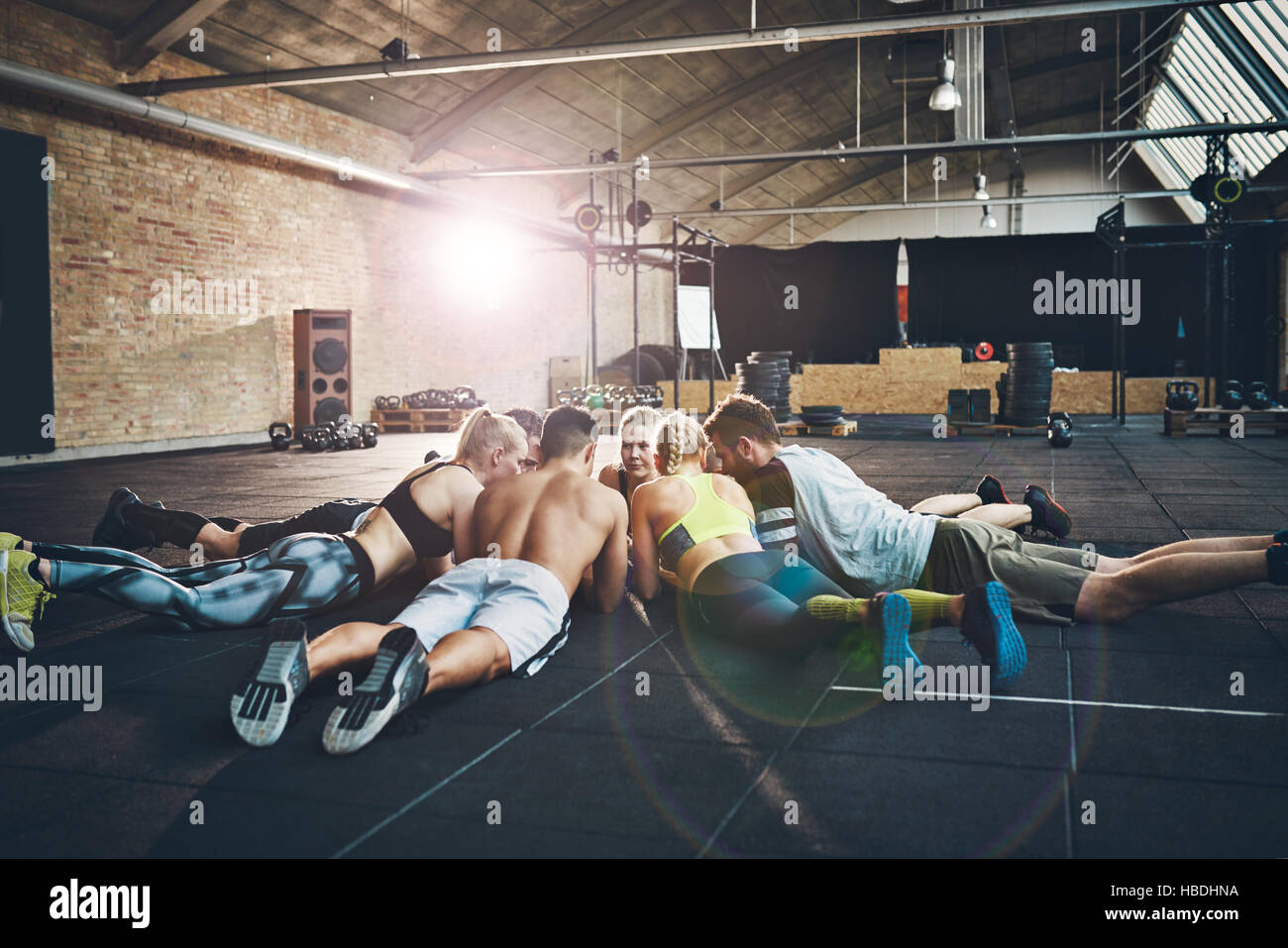 Groupe d'adultes d'athlétisme portant sur l'estomac au cours de la ppe ou remonté le moral sur le plancher à grande session cross-fit sport formation Banque D'Images