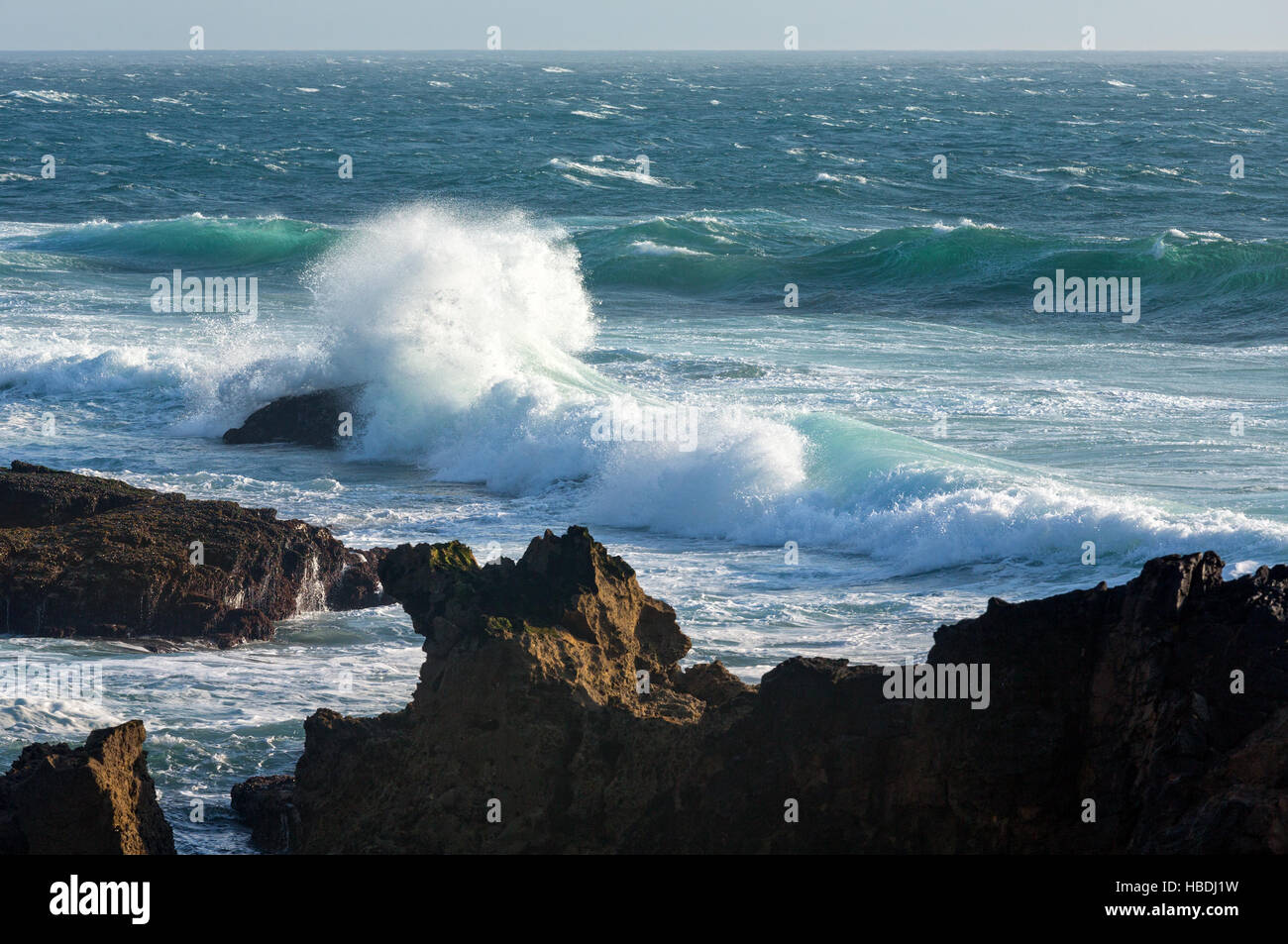 Vagues se brisant sur la côte rocheuse. Banque D'Images