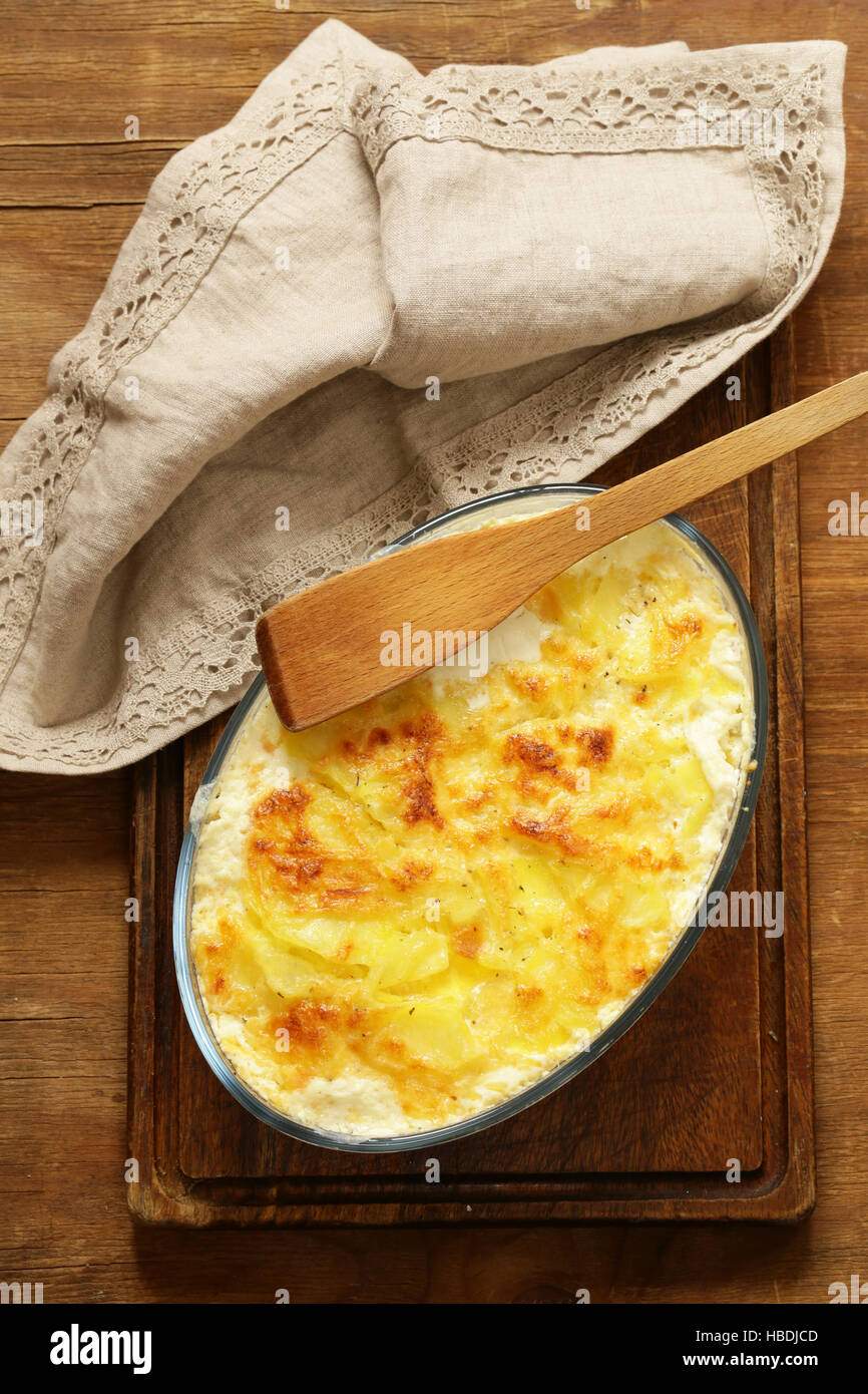 Gratin de pommes de terre française traditionnelle à la crème et au fromage Banque D'Images