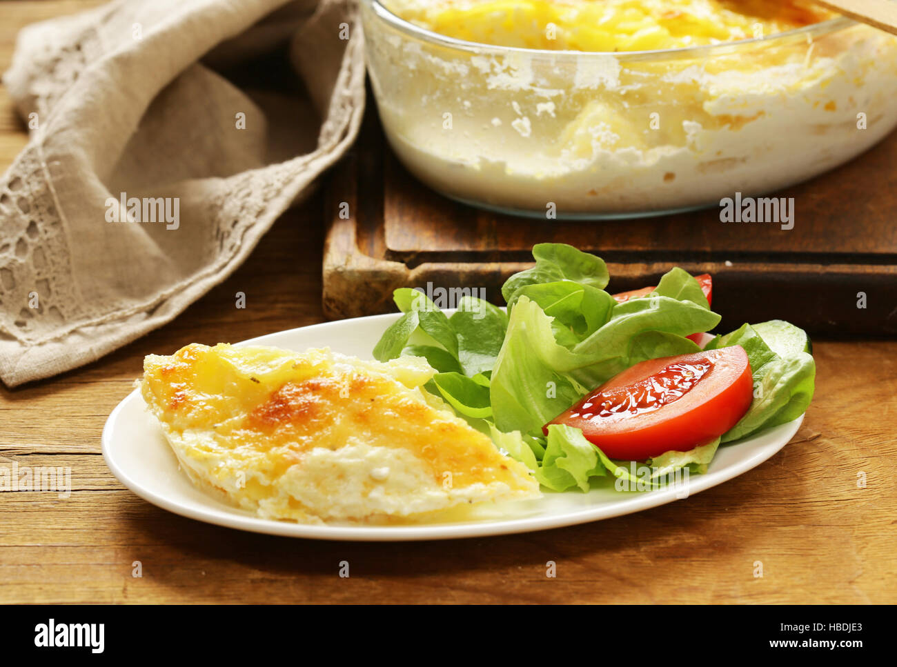 Gratin de pommes de terre française traditionnelle à la crème et au fromage Banque D'Images