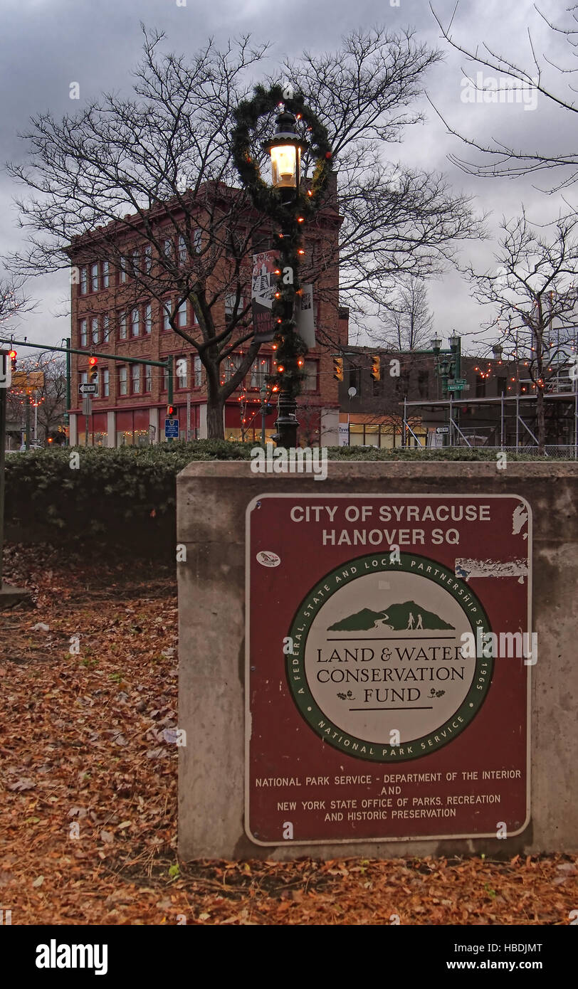Syracuse, New York, USA. Le 3 décembre 2016. Fonds de conservation des terres et de l'eau Plaque dans Hanover Square, Syracuse, New York Banque D'Images
