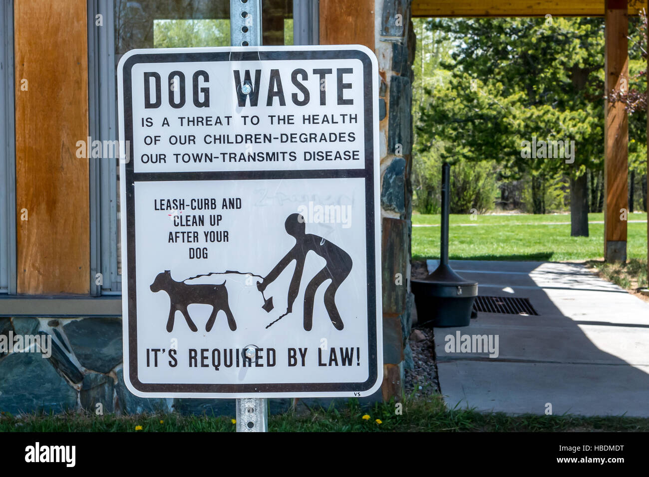 La signalisation des services publics dans une petite ville de l'Amérique latine Banque D'Images