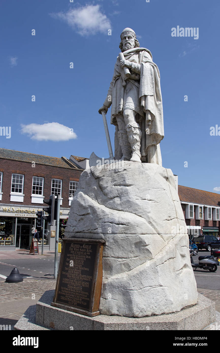 Statue de l'histoire du Roi Alfred le Grand par le comte Gleichen sur le marché,, Wantage Oxfordshire, UK Banque D'Images