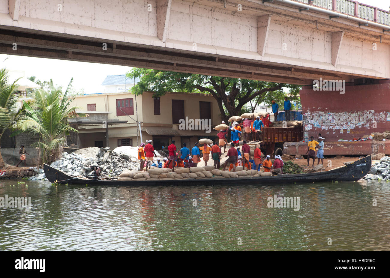 Barge à riz de travailleurs sous un pont à Alappuzha (Alleppey), Kerala, Inde, Banque D'Images