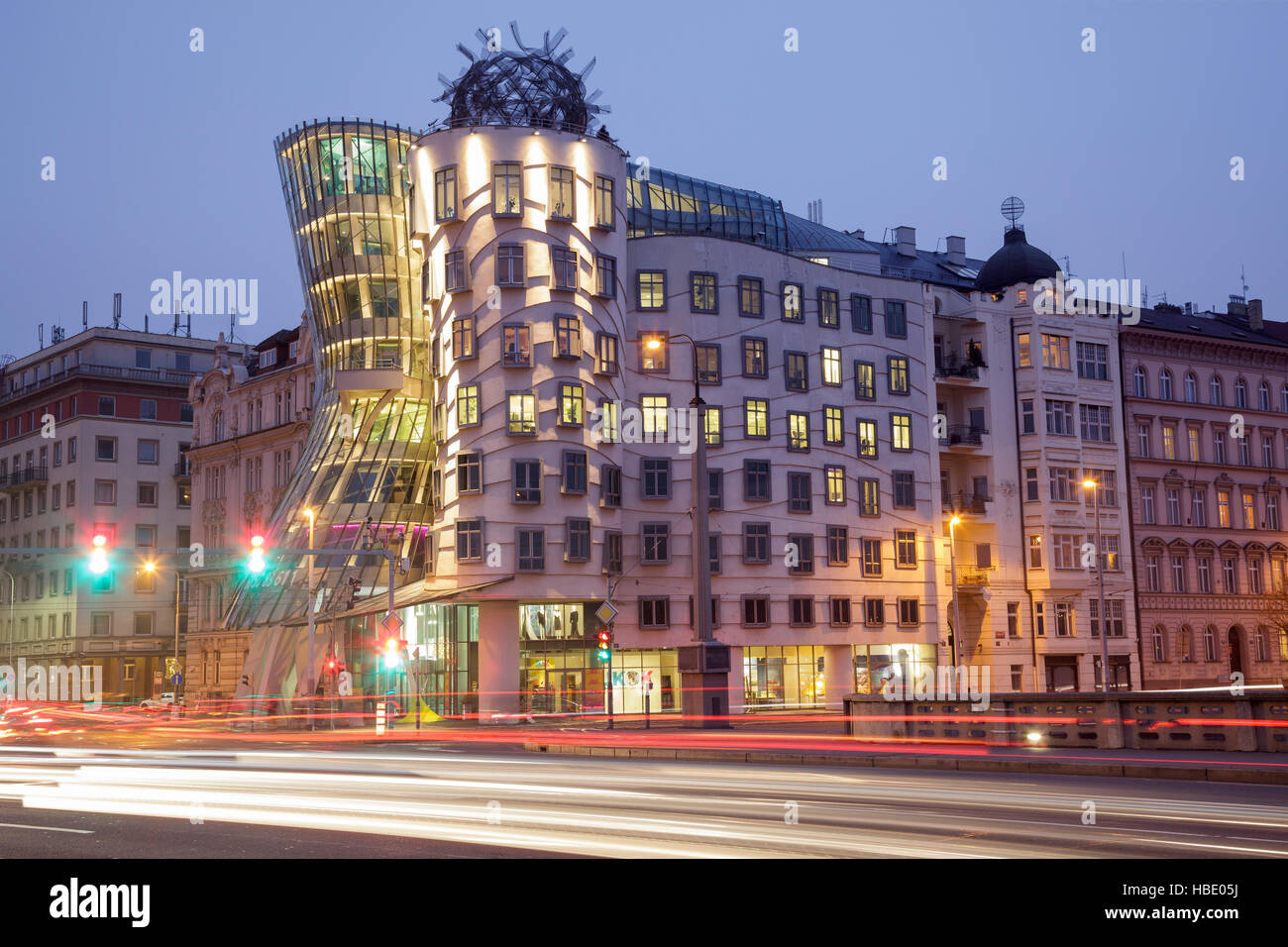 La maison qui danse / Tančící dům, la construction Nationale Nederlanden sur l'Rašínovo nábřeží par Vlado Milunić et Frank Gehry, Prague, République Tchèque Banque D'Images