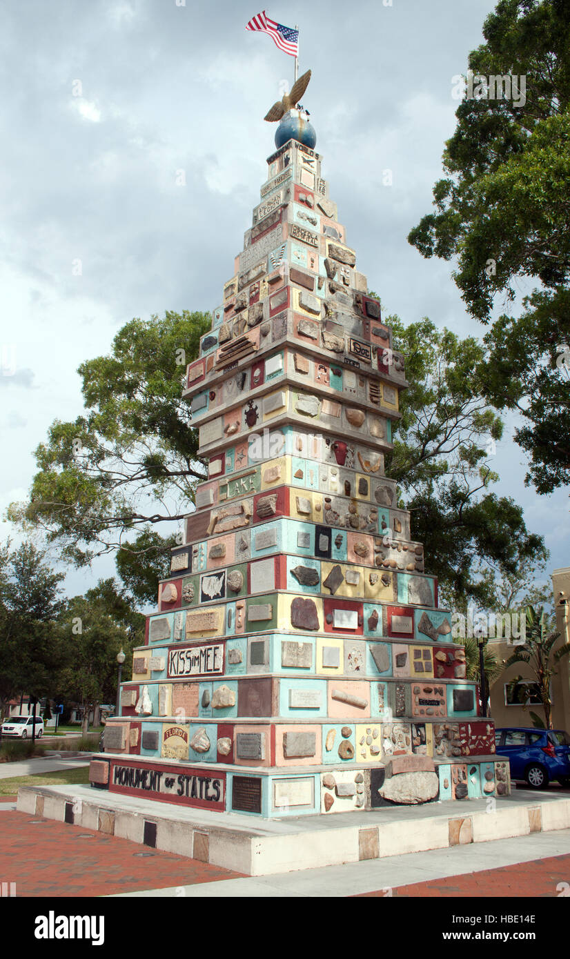 Le Monument of States à Kissimmee, en Floride, est un hommage imposant construit à partir de pierres représentant tous les états américains et les pays du monde entier. Banque D'Images