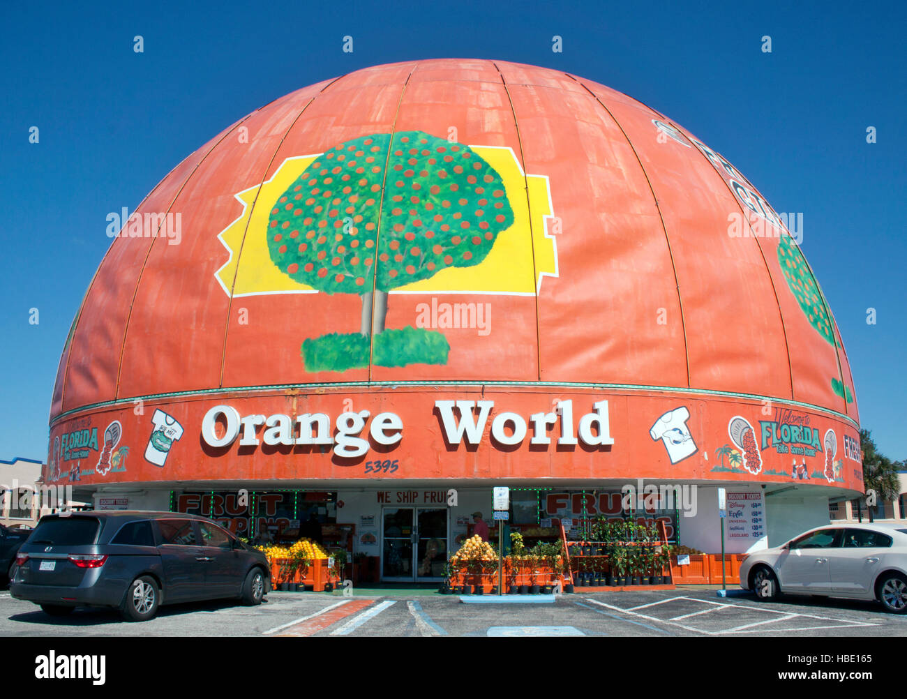 Une boutique de cadeaux géante en forme d'orange à Kissimmee, en Floride, célèbre le patrimoine des agrumes de l'État et le charme Americana au bord de la route. Banque D'Images