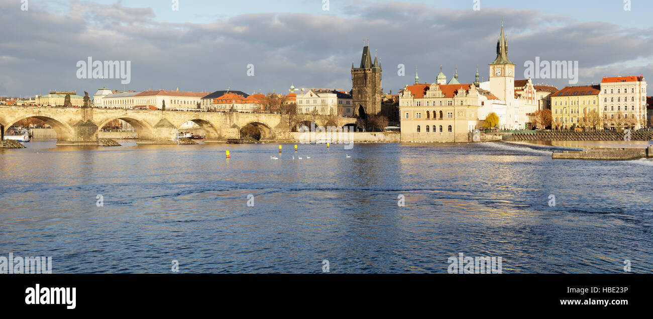Vue sur le Pont Charles avec la Vlatva River et de la Vieille Ville, Prague, République Tchèque Banque D'Images