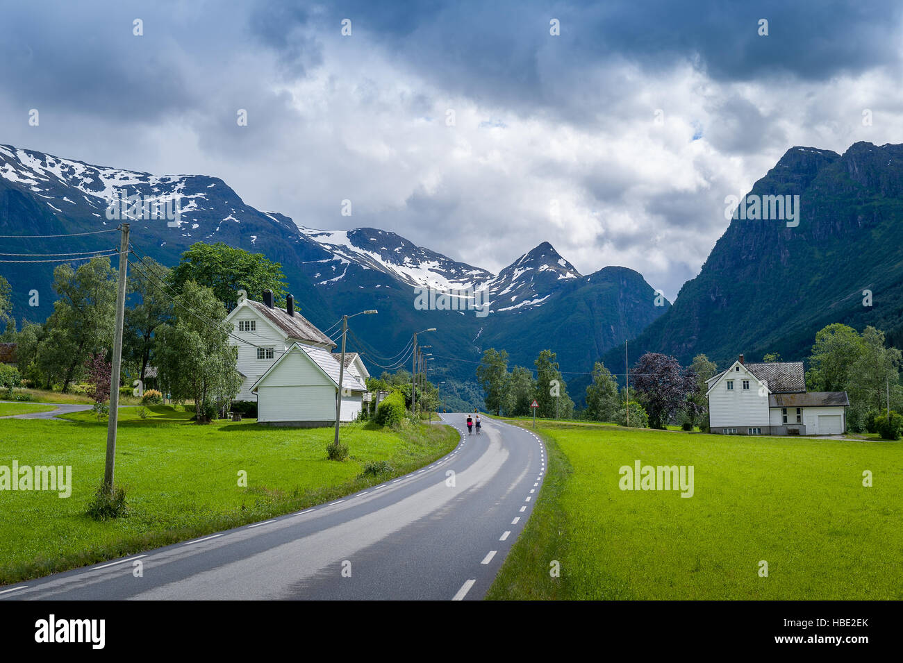 Village norvégien dans les montagnes. Banque D'Images