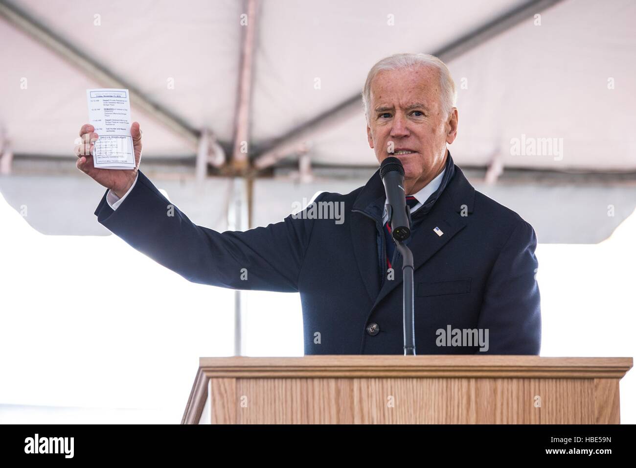 Le Vice-président américain Joe Biden au cours de l'assemblée annuelle des anciens combattants adresses Journée des anciens combattants cérémonie au Monument commémoratif de guerre Bridge Plaza 11 Novembre, 2016 à New Castle, Delaware. L'événement a célébré l'effort de l'état dans la réduction de l'itinérance chez les anciens combattants. Banque D'Images