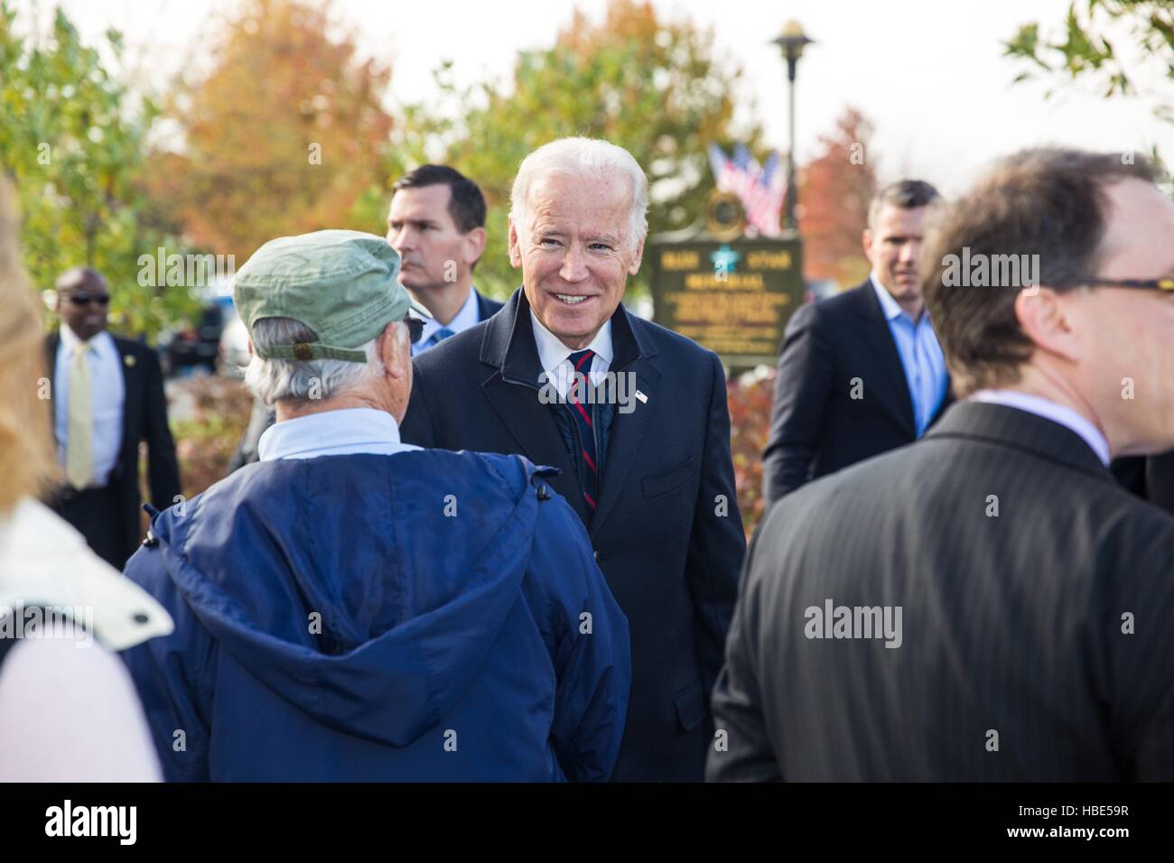 Le Vice-président américain Joe Biden salue des anciens combattants pendant la Journée des anciens combattants annuel cérémonie au Monument commémoratif de guerre Bridge Plaza 11 Novembre, 2016 à New Castle, Delaware. L'événement a célébré l'effort de l'état dans la réduction de l'itinérance chez les anciens combattants. Banque D'Images