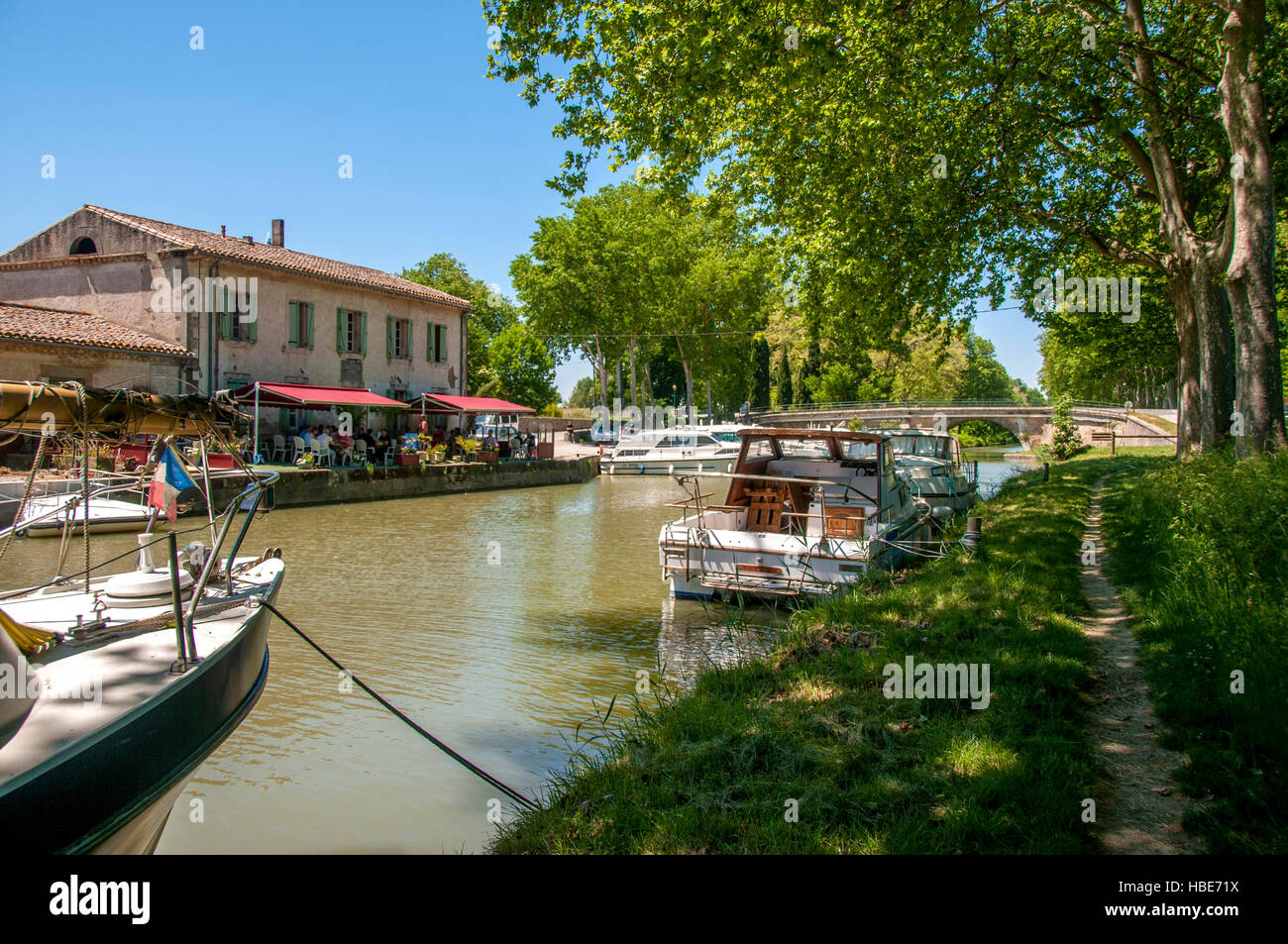 La navigation sur le Canal du Midi classé au Patrimoine Mondial par l'UNESCO, entre Carcassonne et Toulouse, Occitanie, France, Europe Banque D'Images