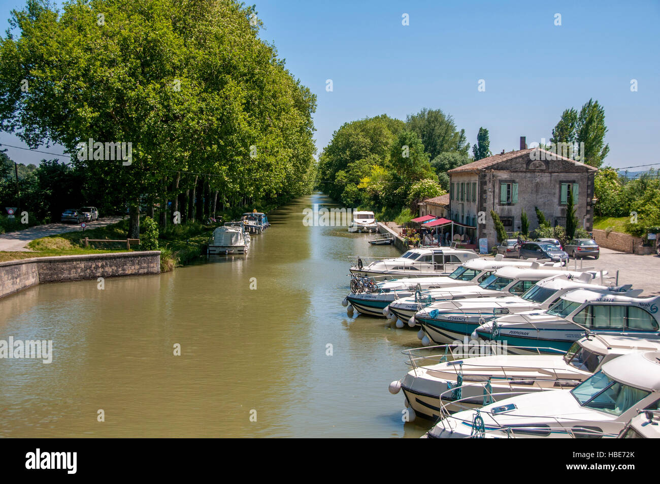 La navigation sur le Canal du Midi classé au Patrimoine Mondial par l'UNESCO, entre Carcassonne et Toulouse, Occitanie, France, Europe Banque D'Images