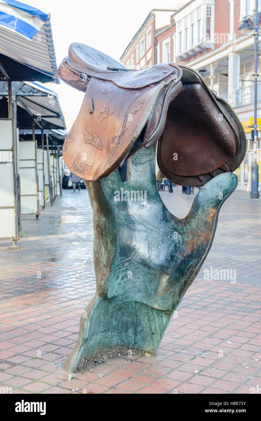 Selle de Walsall, une sculpture en bronze d'une main tenant une selle  cheval célébrant l'expertise de Walsall Leather Goods Photo Stock - Alamy
