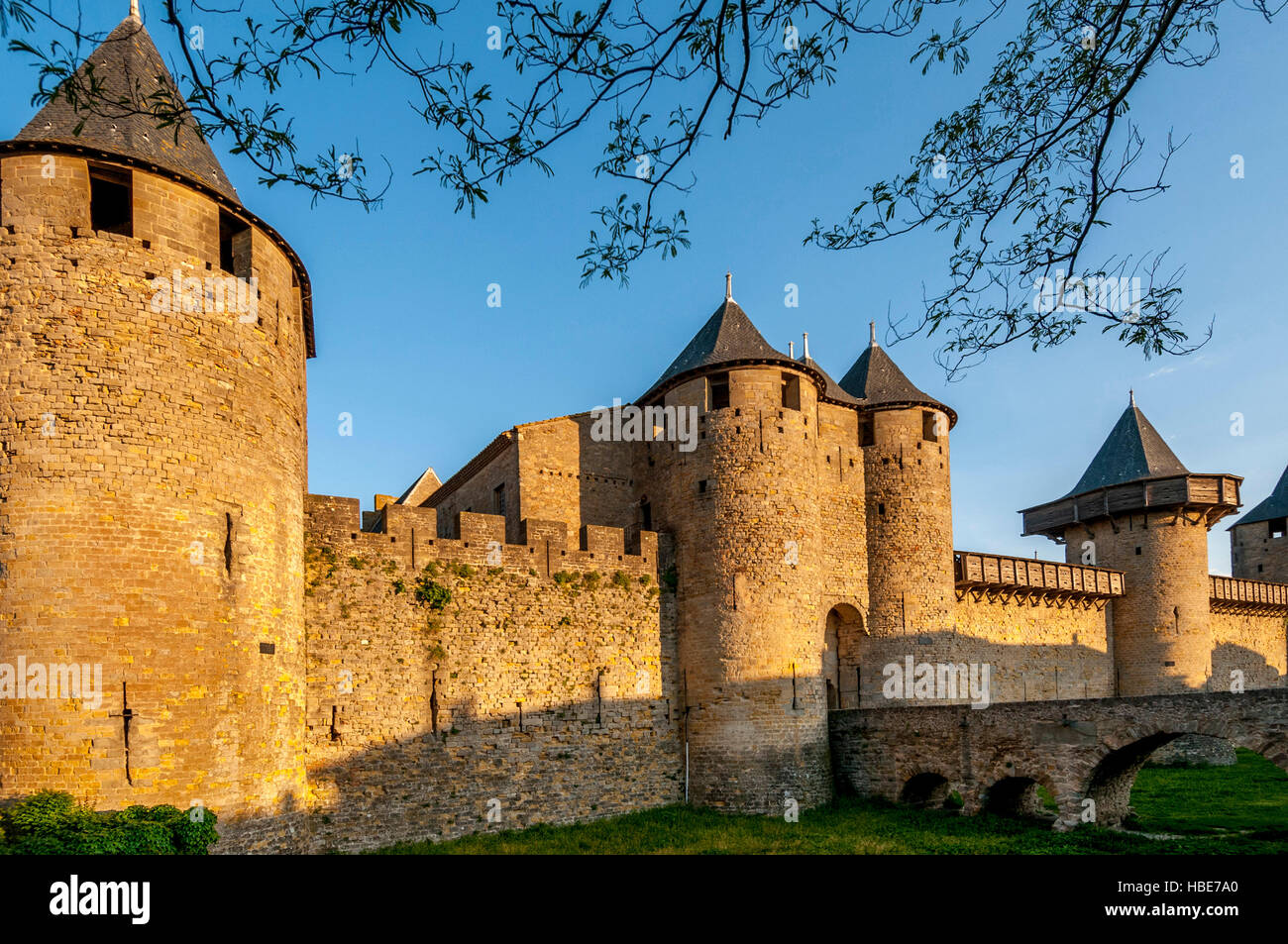 Murs de la ville médiévale de Carcassonne, Aude, Occitanie, France, Europe Banque D'Images