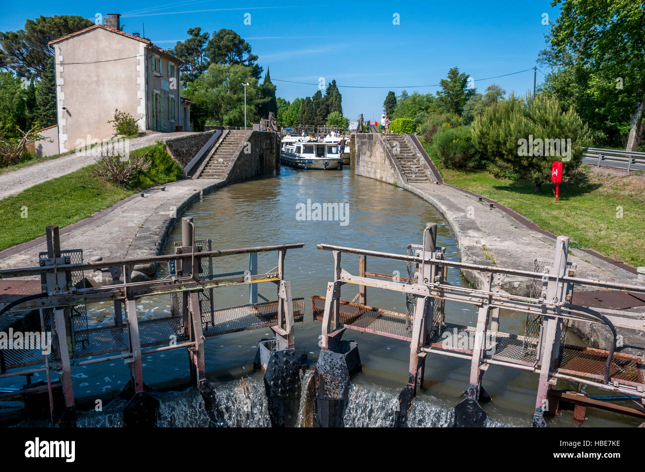 La navigation sur le Canal du Midi classé au Patrimoine Mondial par l'UNESCO, entre Carcassonne et Toulouse, Occitanie, France, Europe Banque D'Images