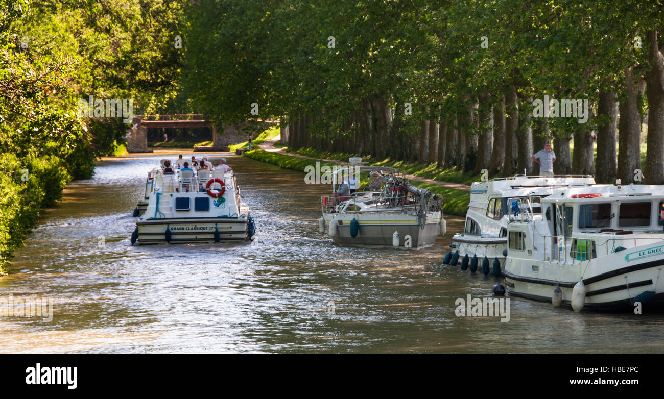 La navigation sur le Canal du Midi classé au Patrimoine Mondial par l'UNESCO, entre Carcassonne et Toulouse, Occitanie, France, Europe Banque D'Images