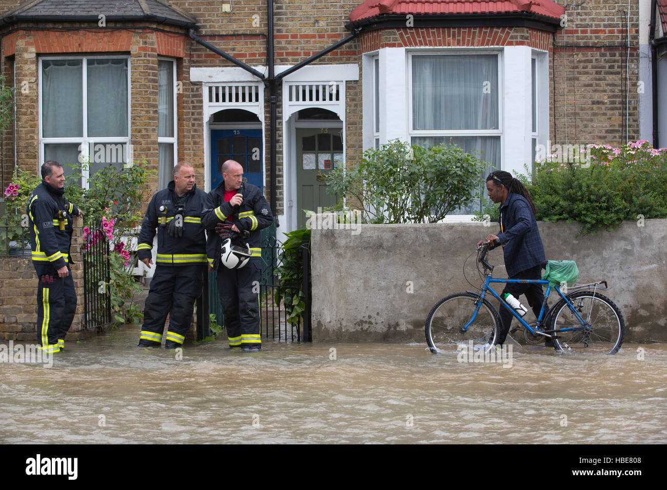 Bris de tuyau principal provoque des inondations généralisées dans le sud de Wimbledon, Londres, Angleterre, Royaume-Uni Banque D'Images