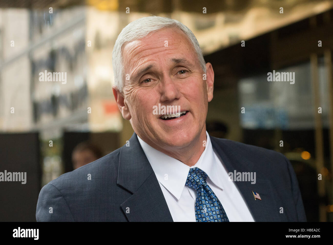 New York, États-Unis. Le 05 mai 2016. Vice-président élu Mike Pence et sa femme Karen Pence arriver au Trump Tower à New York, NY où M. Pence est prévu de tenir une série de réunions avec le président élu, Trump concernant les questions de la formation du cabinet. Credit : Albin Lohr-Jones/Pacific Press/Alamy Live News Banque D'Images