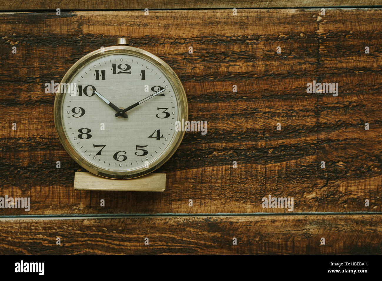 Vintage horloge analogique avec mains fixé à 12:00. Un réveil à deux mains  à douze. Grand concpet pour temps qui passe ou de nouvelles années Photo  Stock - Alamy