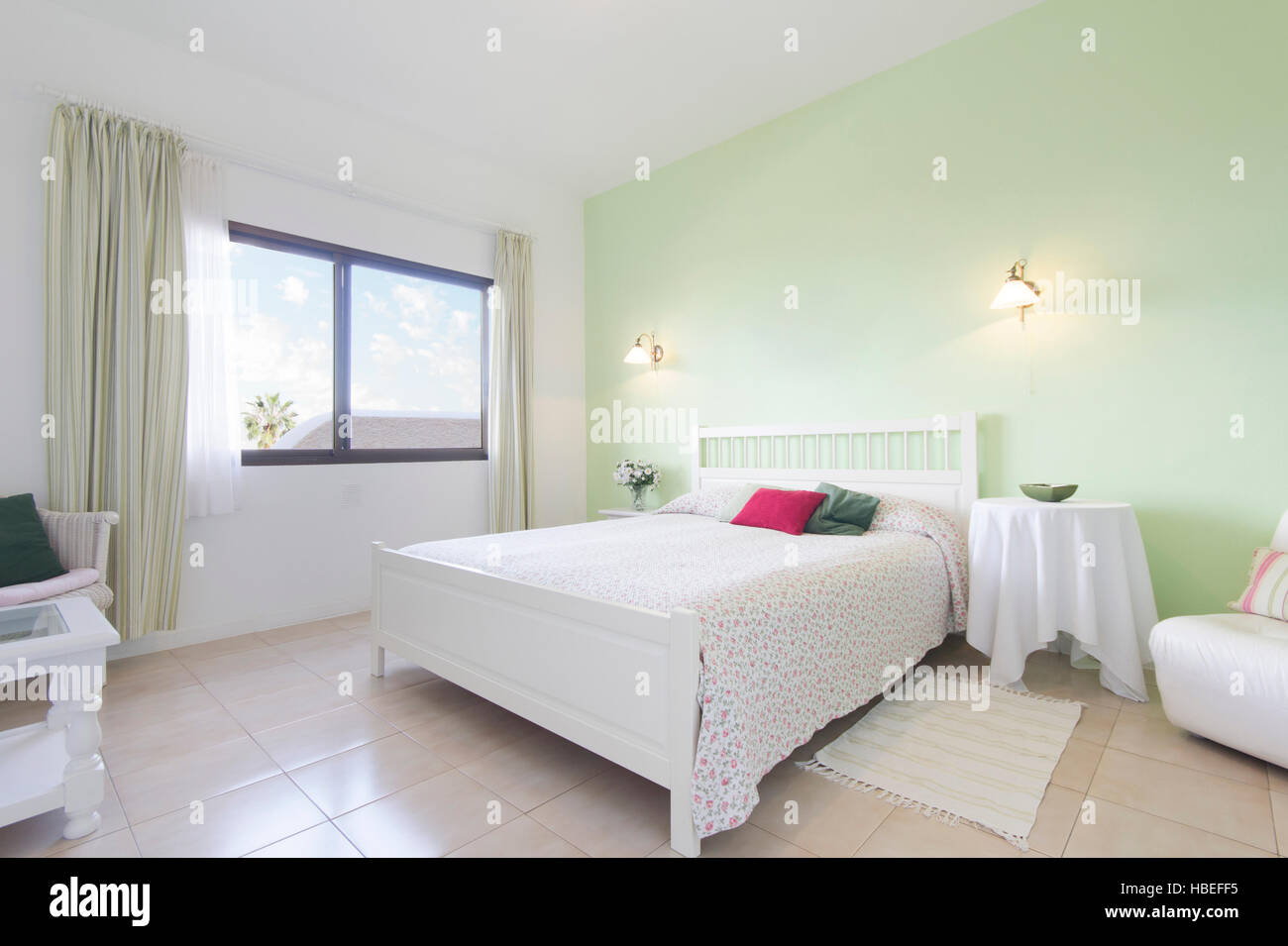 Grand lit chambre - bel appartement prix Banque D'Images