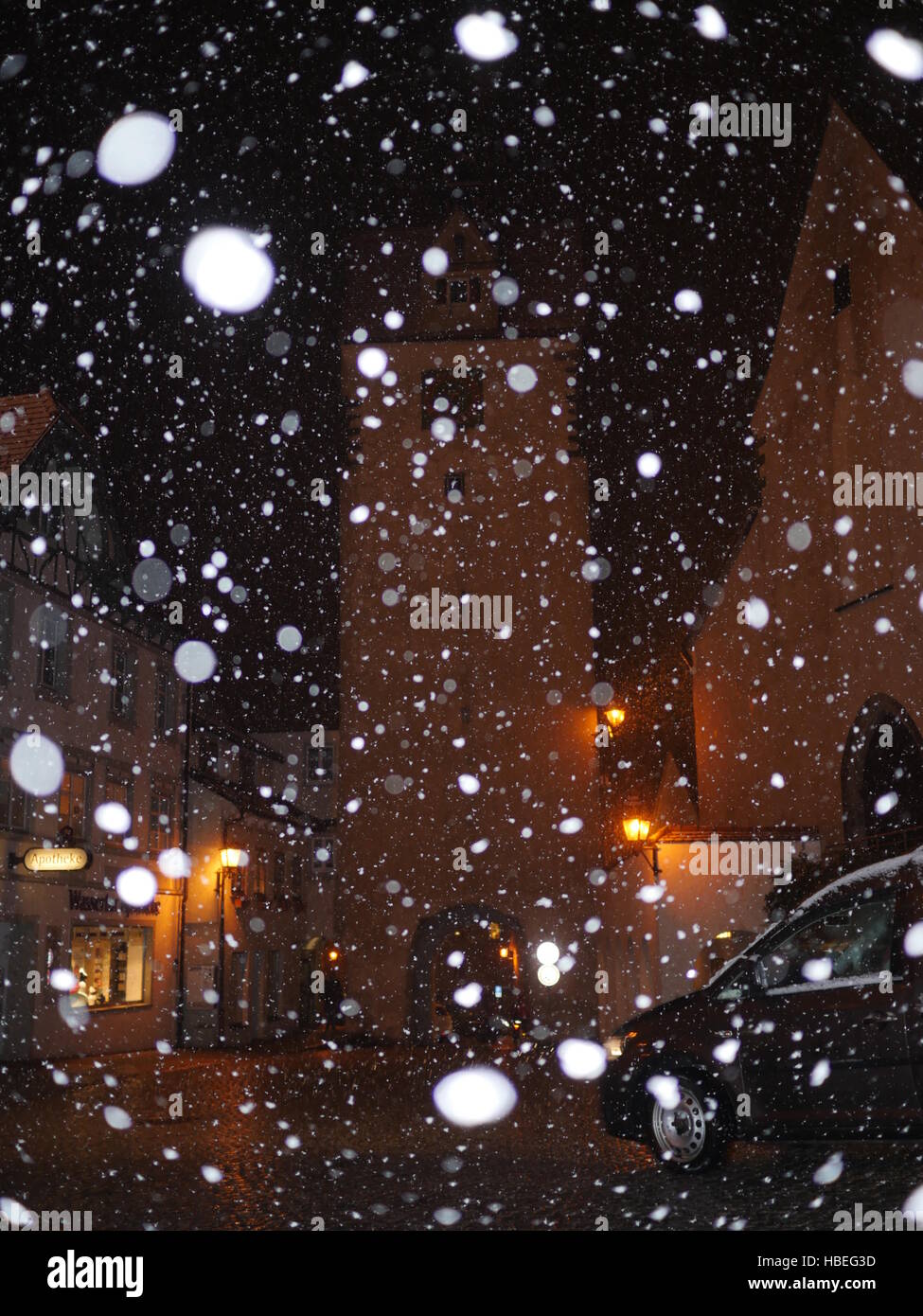 Neige dans la ville la nuit Banque D'Images