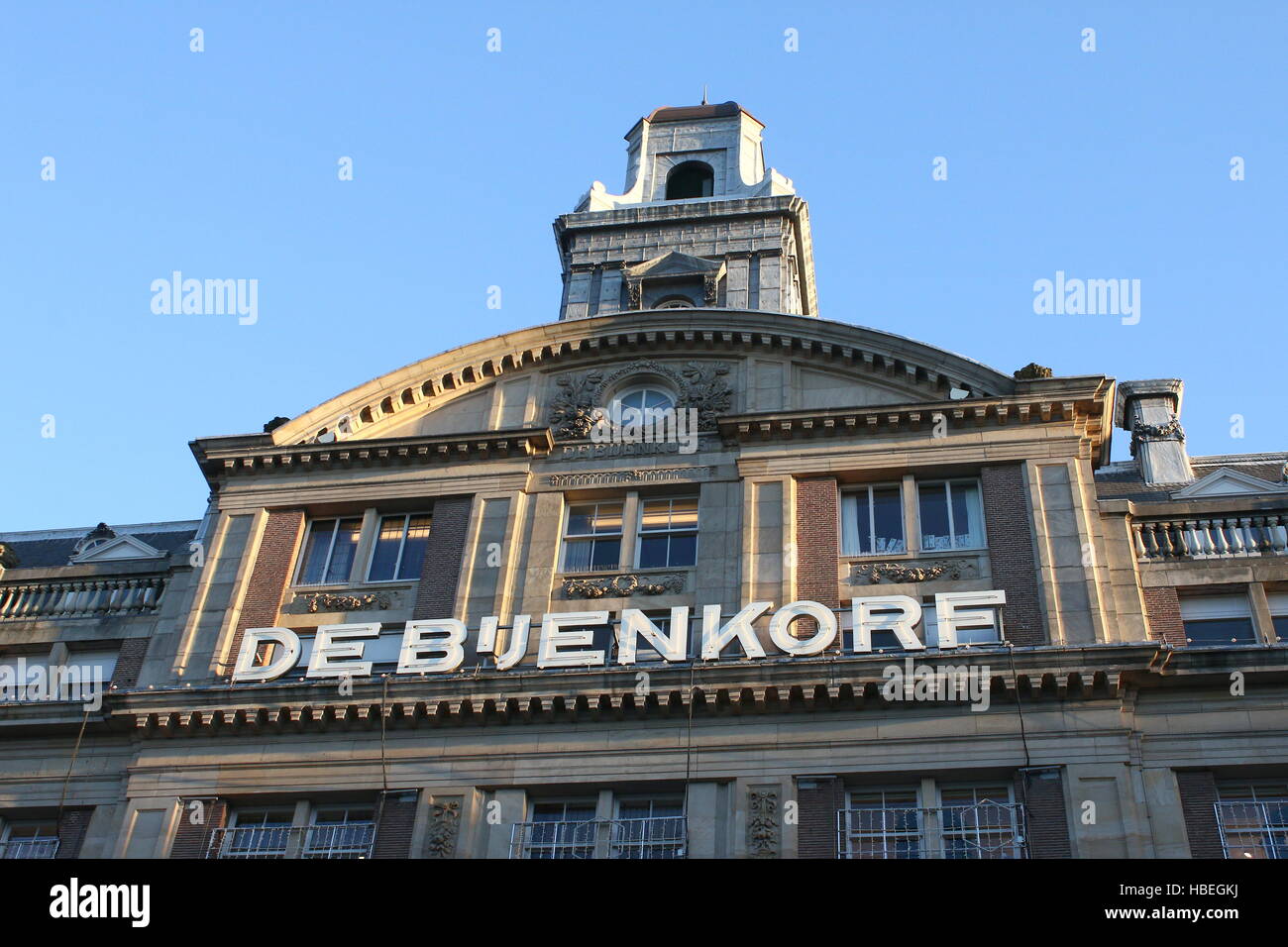 Façade du grand magasin De Bijenkorf monumental dans le centre-ville d'Amsterdam, à l'angle de la place du Dam et le Damrak Banque D'Images