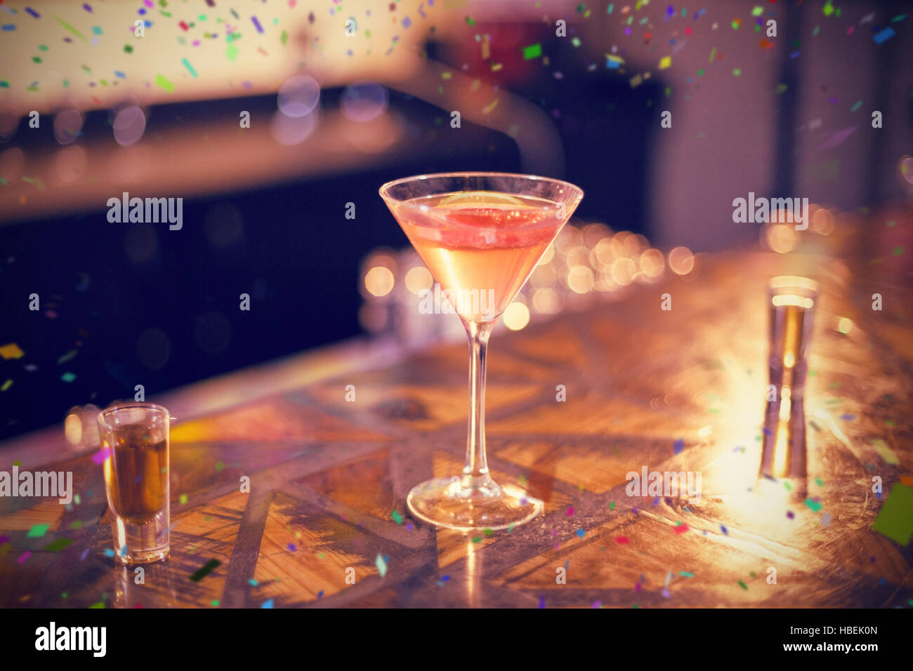 Image composite de verre à cocktail et de la tequila shot glass on counter Banque D'Images