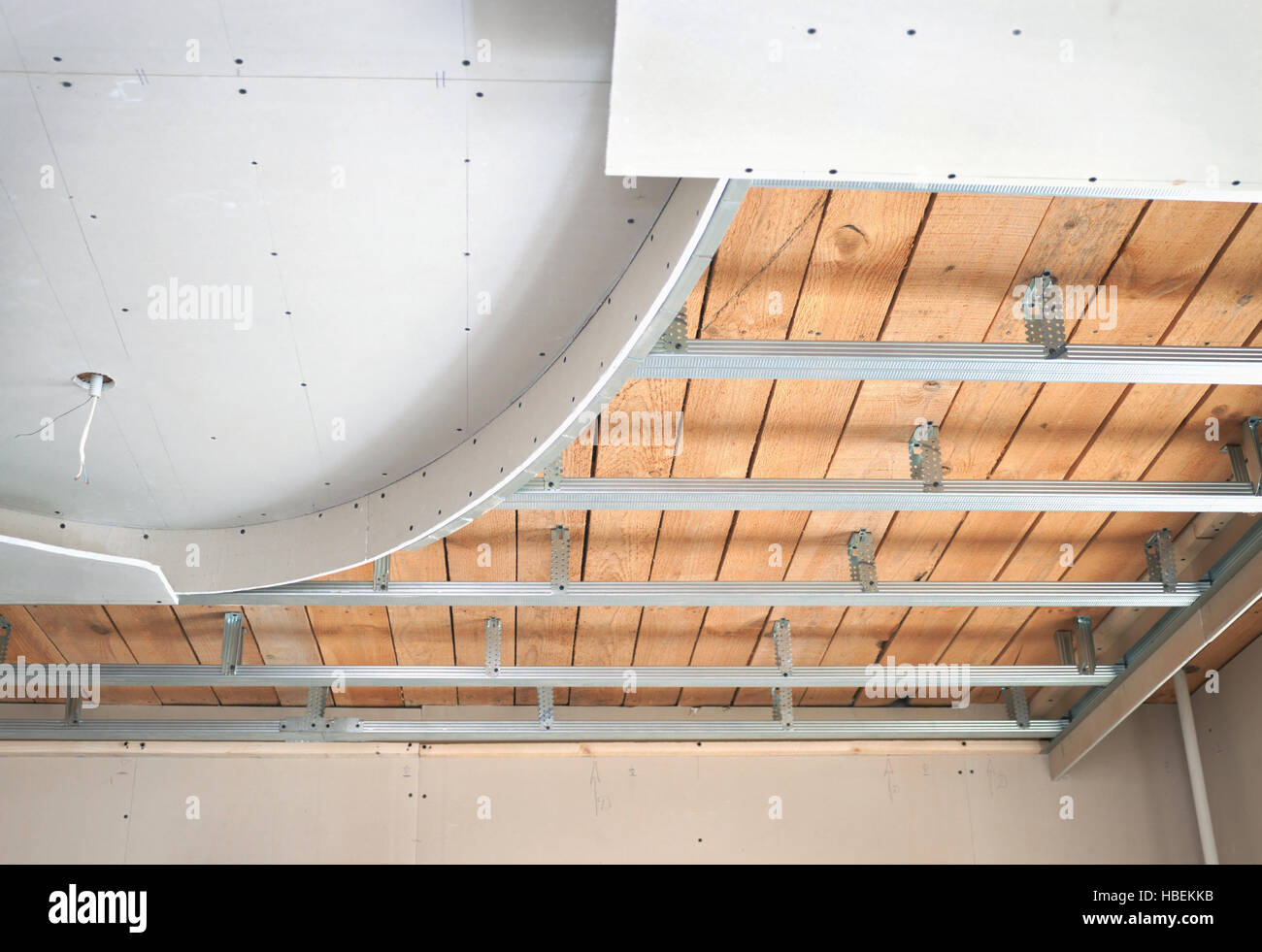 Plafond suspendu, composé de plaques de plâtre Banque D'Images