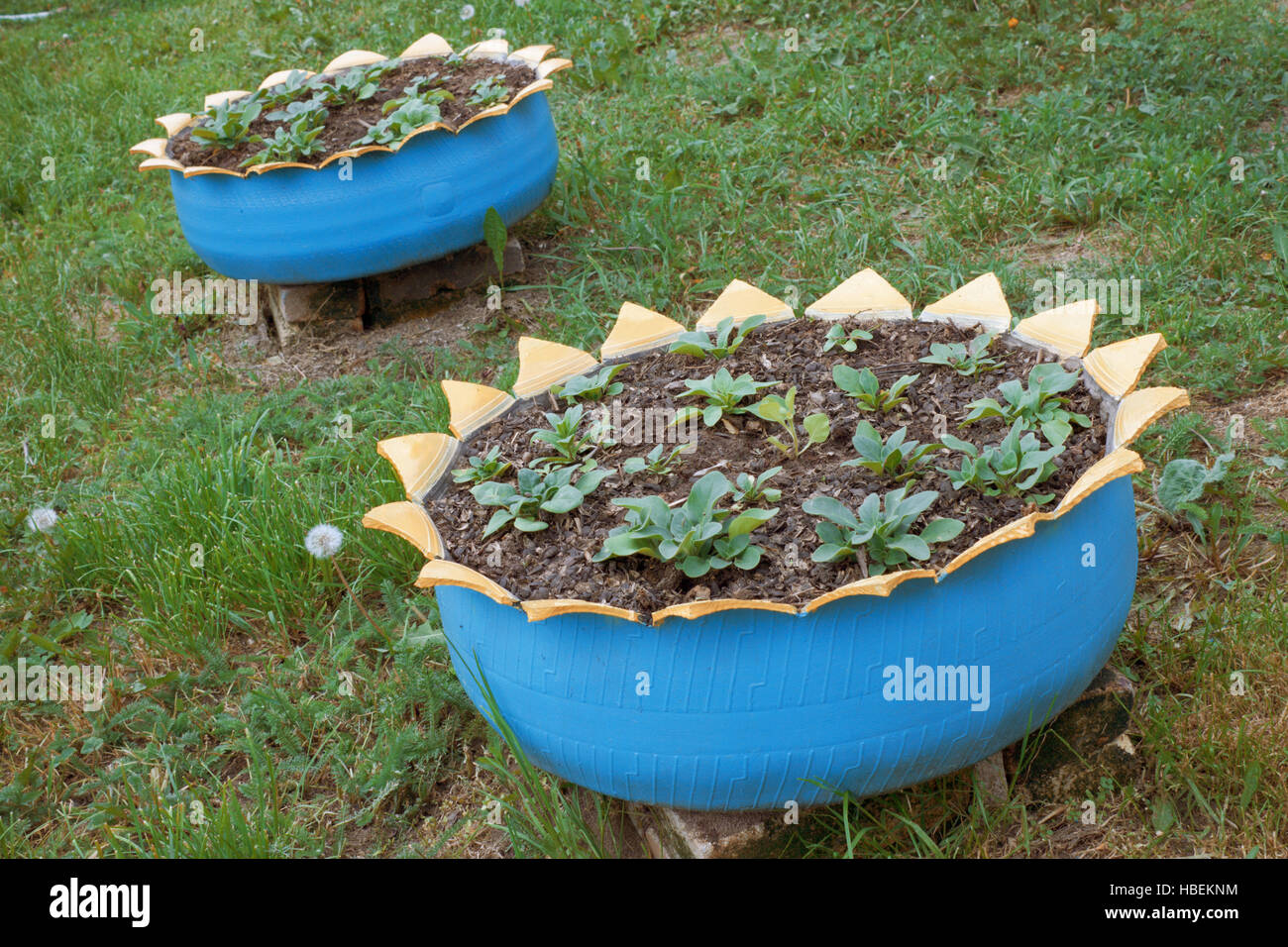 Deux lits sont fabriqués à partir de pneus Banque D'Images