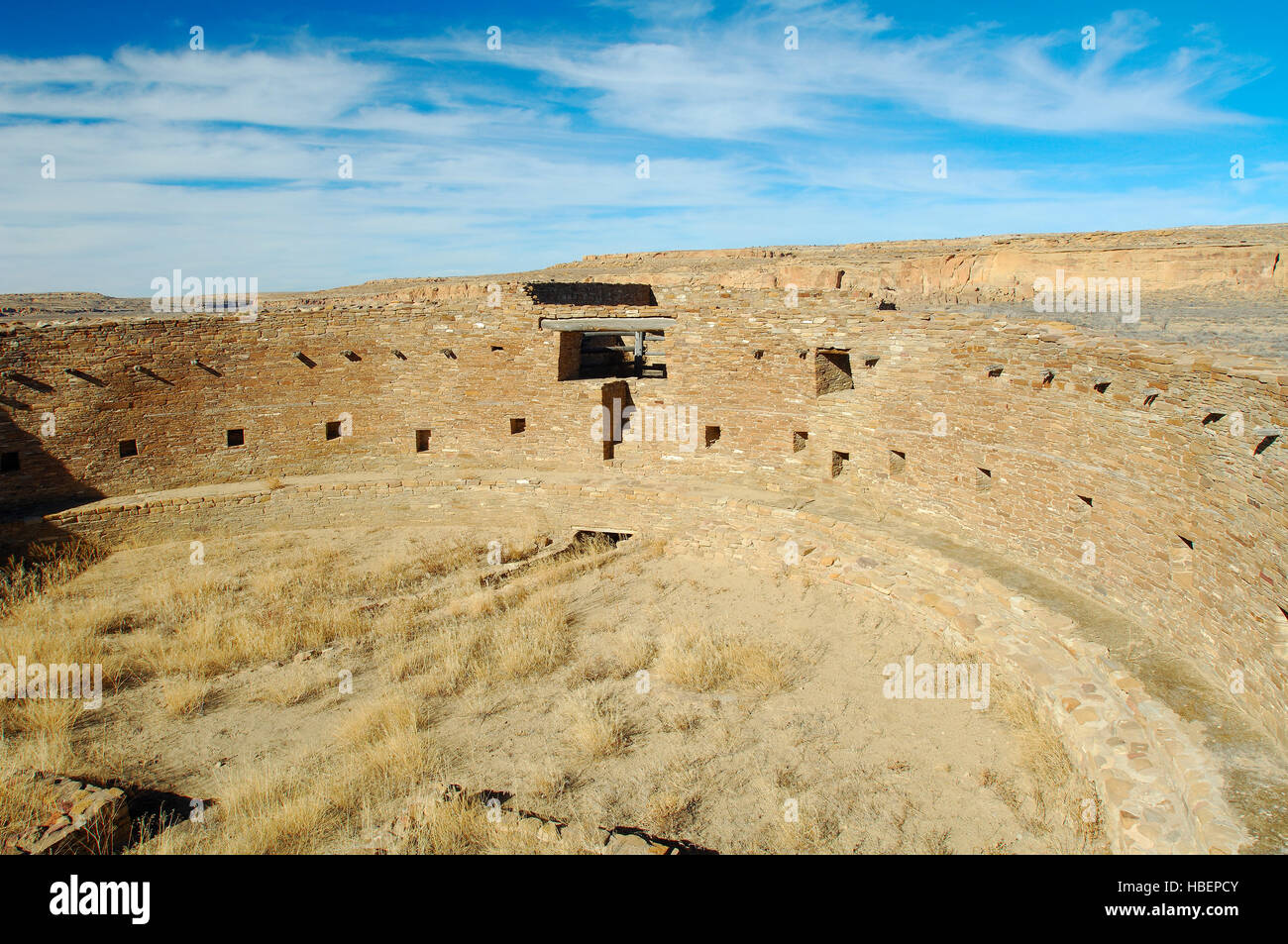 En forme de T du Nord, porte fenêtre Solstice d'été et niches, Tunnel souterrain, la Casa Rinconada grande kiva, Hisatsinom Anasazi Pueblo ancestrales Site, Cha Banque D'Images