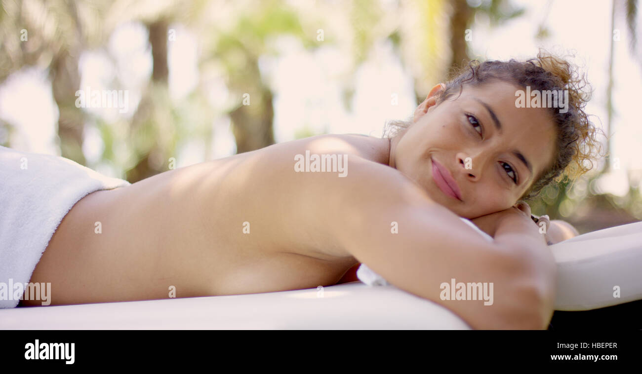 Woman on massage table looking up Banque D'Images