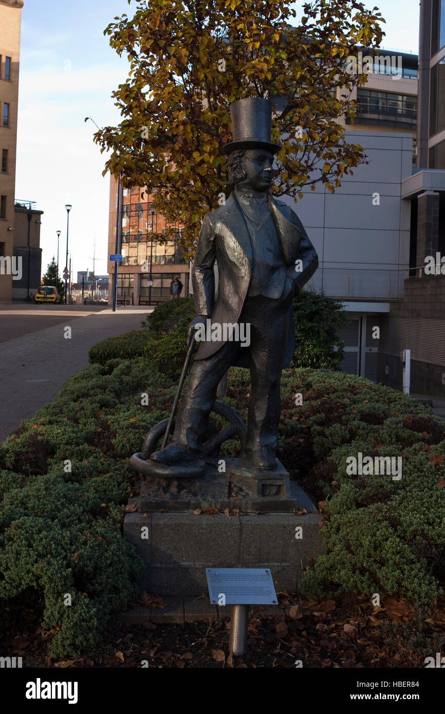 Statue de l'ingénieur Isambard Kingdom Brunel se dresse sur le chemin de la gare Bristol Temple Mead, Banque D'Images