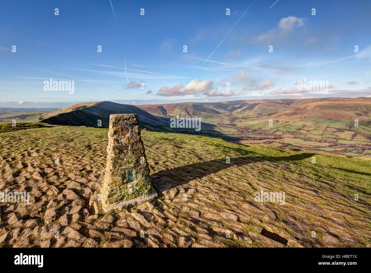 Une station de triangulation, ou Trig Point en haut de Mam Tor dans le Peak District, Derbyshire, Royaume-Uni Banque D'Images