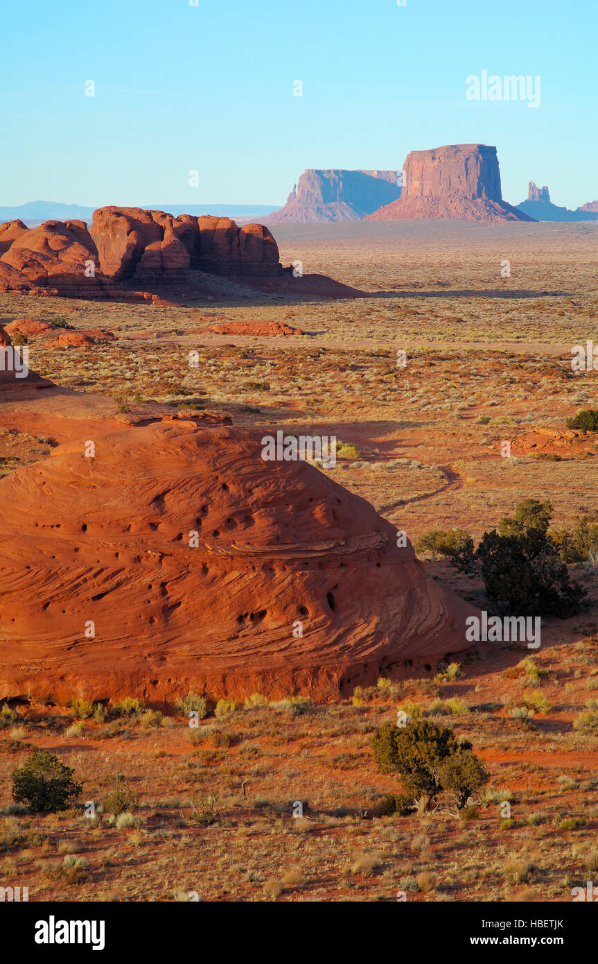 Dunes pétrifiées et Mitchell Butte au coucher du soleil, vallée de mystère, Monument Valley Navajo Tribal Park, Réserve de la Nation Navajo, Utah/Arizona Border Banque D'Images