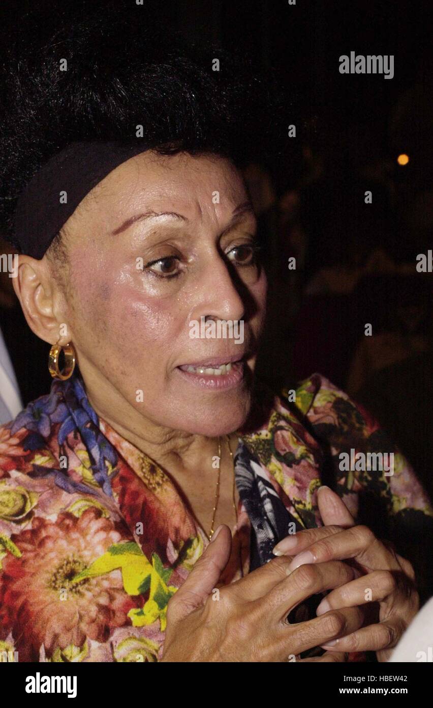 La chanteuse cubaine Omara Portuondo gestes tout en parle dans une interview, à La Havane, Cuba. Omara est partie intégrante du "Buena Vista Social Club' groupe. Elle ils enregistrent et faire des présentations internationales qui gagne un Grammy Award et nomination aux Oscars pour le film 'Buena Vista Social Club' du cinéaste allemand Wim Wenders. 29 octobre, 1999. Credit : Jorge Rey/MediaPunch Banque D'Images