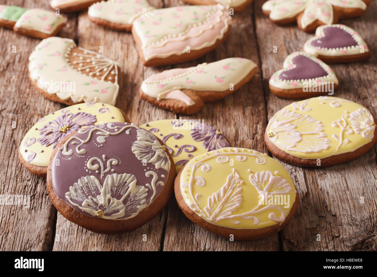 Le jour de mère gingerbread cookies close-up sur la table horizontale. Banque D'Images