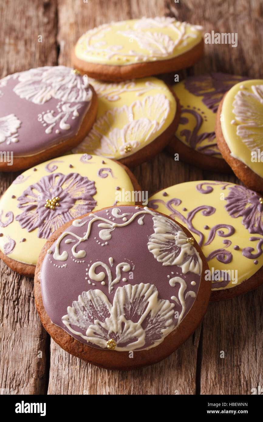 Gingerbread cookies ronde avec du glaçage flower close-up sur la table verticale. Banque D'Images
