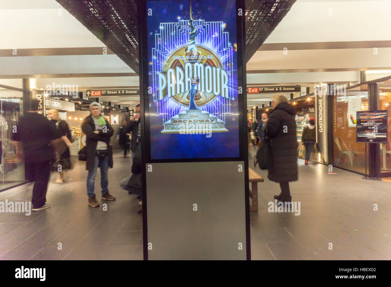 Promotion pour le Cirque du Soleil's musical de Broadway "amant", dans Turnstyle, un centre commercial et de foodie arcade dans le métro à New York le Mardi, Novembre 29, 2016. 'Amant' est au Lyric Theatre et est au sujet de l'âge d'or de Hollywood. (© Richard B. Levine) Banque D'Images