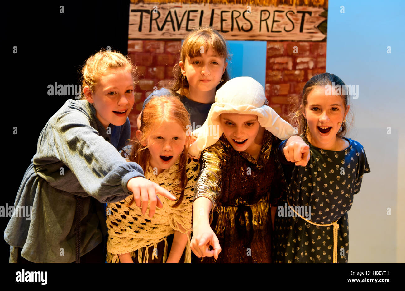 Pour les élèves de l'école junior dans leur école Noël 2016 jouer, Hampshire, Royaume-Uni. Banque D'Images