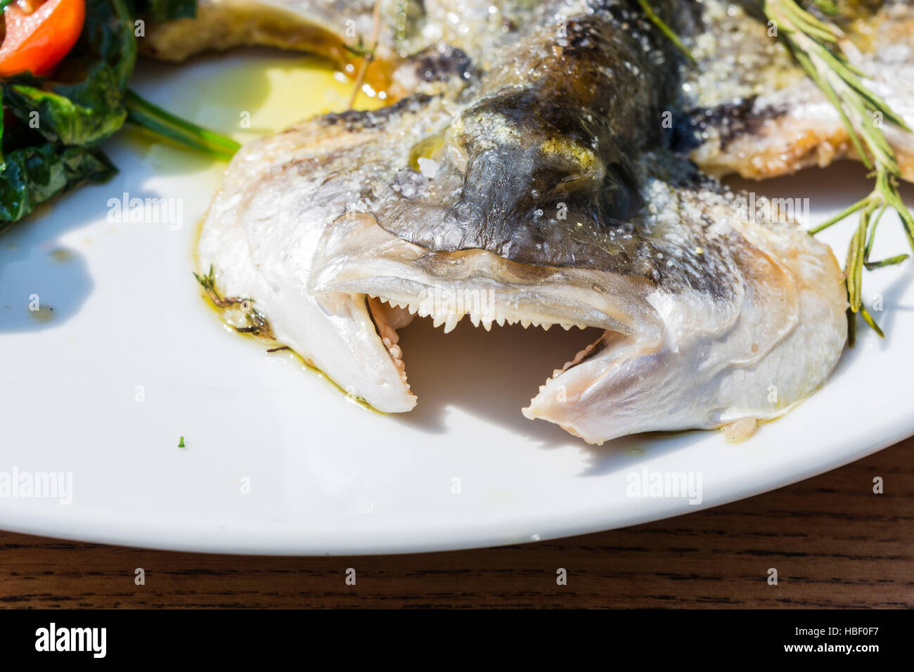 Le poisson frais de la dorade grillée Banque D'Images