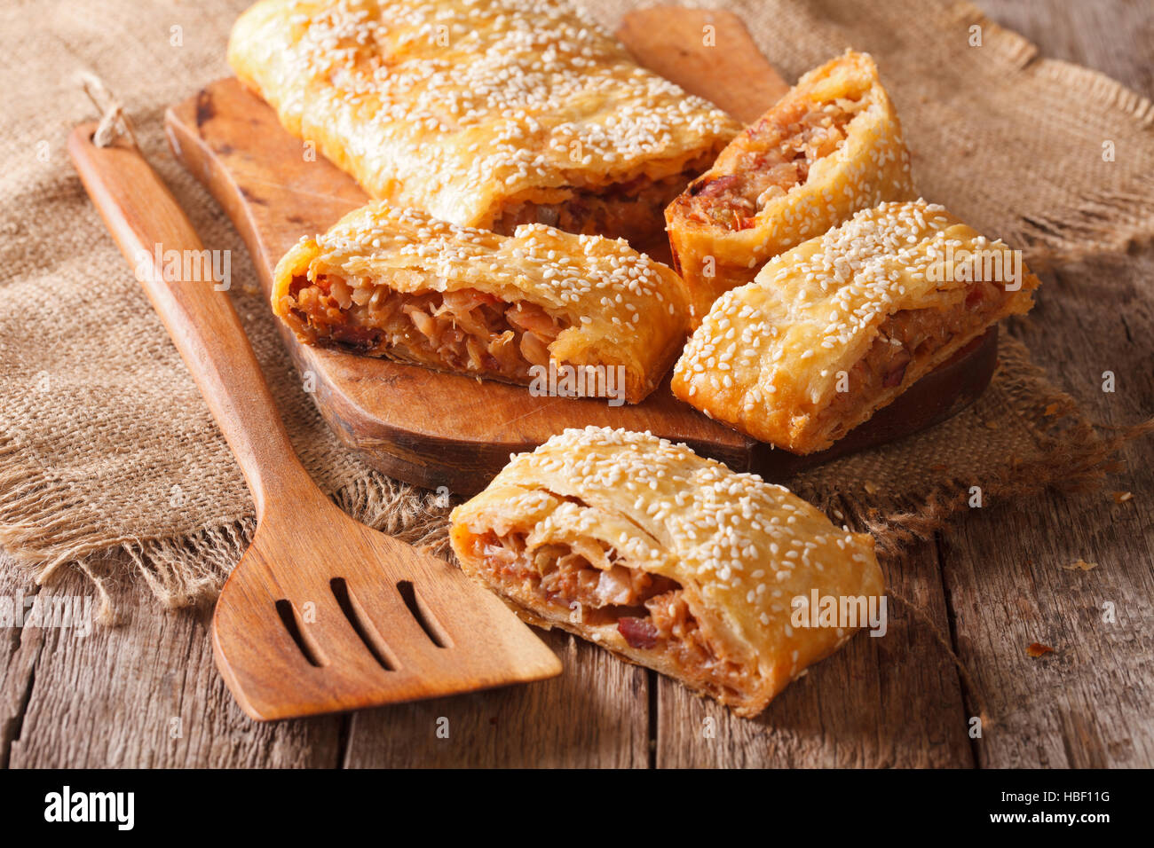 Tranches de gâteau farci aux choux et saucisses gros plan sur la table. L'horizontale Banque D'Images