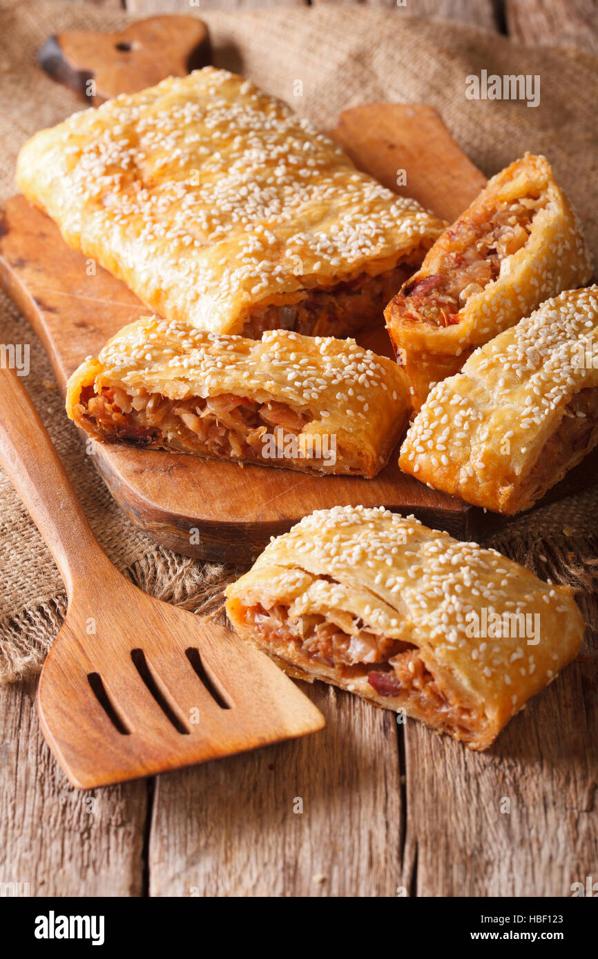 Tranches de gâteau farci aux choux et saucisses close-up sur la table verticale. Banque D'Images