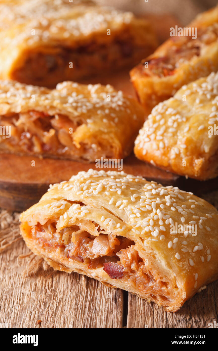 Tranches de gâteau avec du chou et saucisses macro sur la table verticale. Banque D'Images
