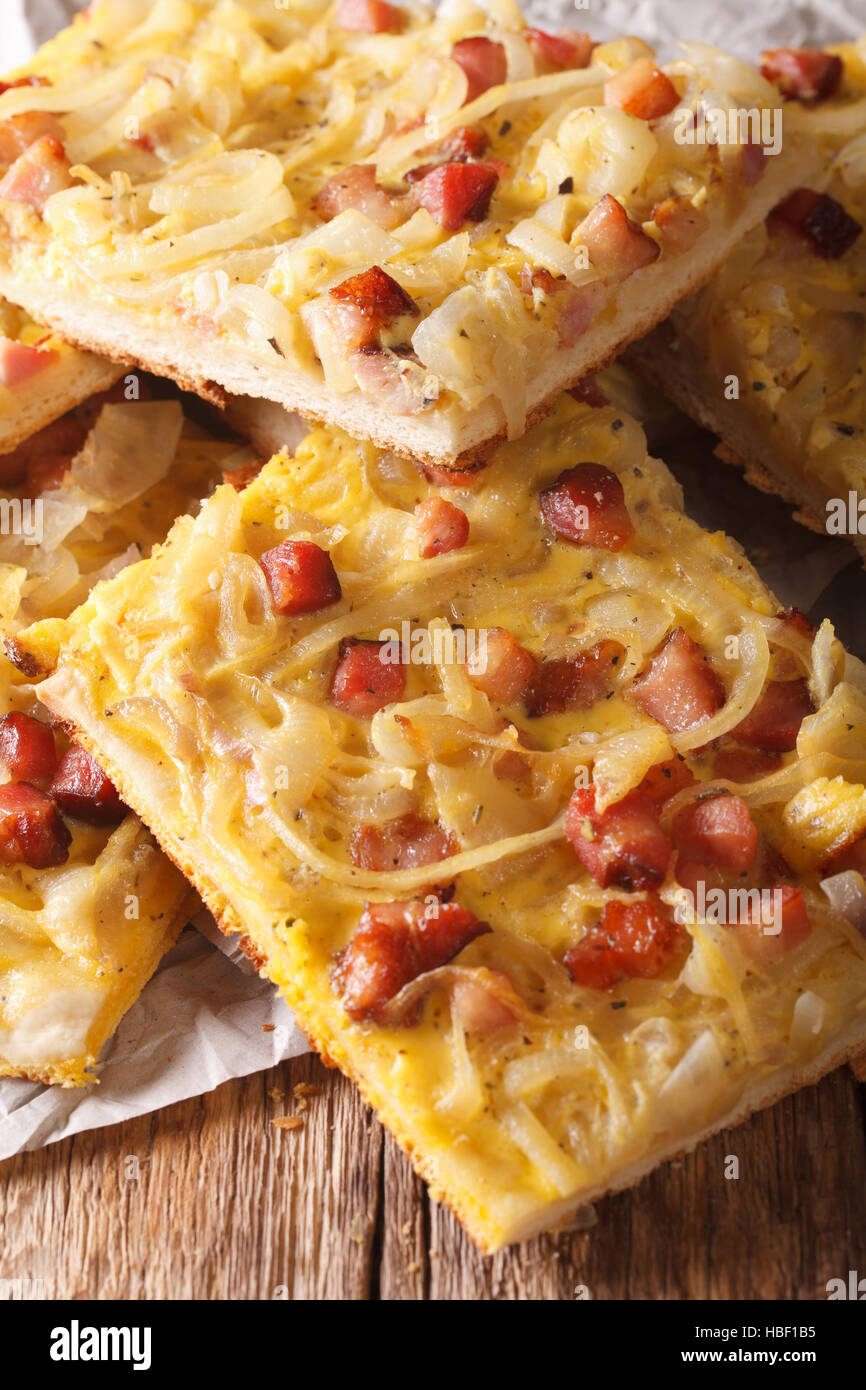 Zwiebelkuchen tourte aux oignons, bacon et fromage sur la table verticale. Banque D'Images