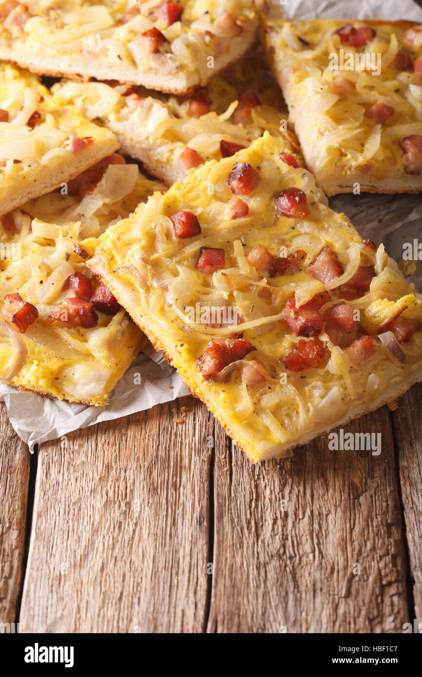 Tarte à l'oignon avec du bacon et fromage sur la table verticale. Banque D'Images