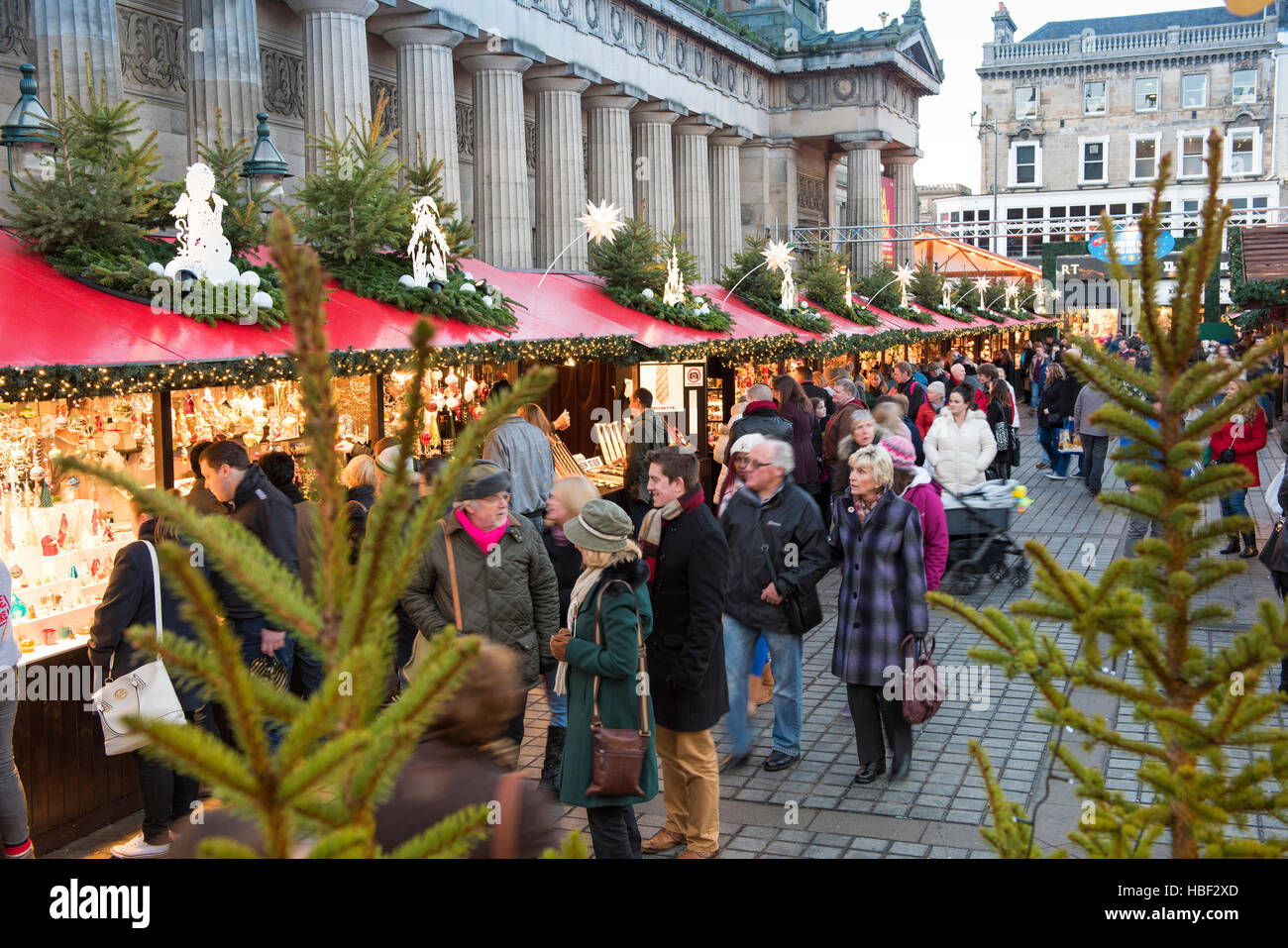 Les étals du marché de Noël en face de la Royal Scottish Academy de la butte, Édimbourg, Écosse, Royaume-Uni Banque D'Images