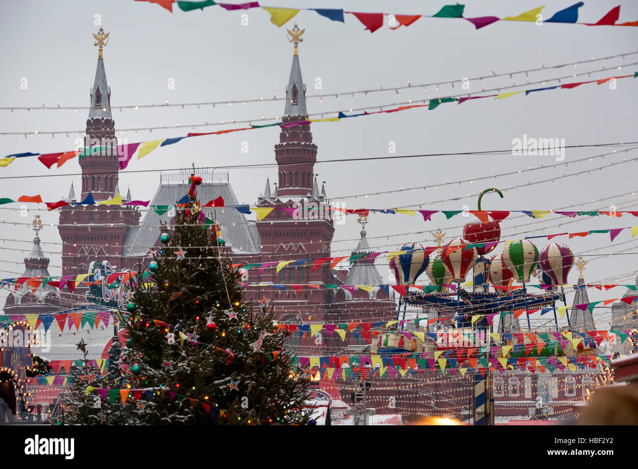 Vue sur la foire de Noël et le musée historique sur la Place Rouge à Moscou, Russie Banque D'Images